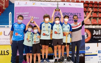 La secció de tennis taula del CNS, celebrant un dels éxits aconseguits al Campionat de Catalunya | Joan Barberà